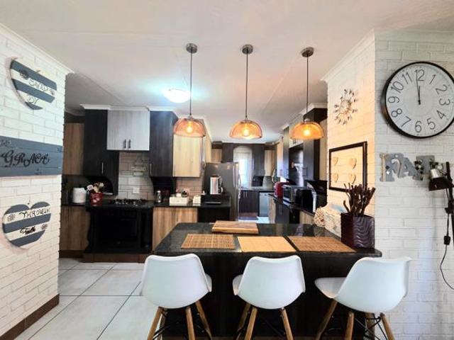 Townhouse for sale in Dr Kenneth Kaunda, North West