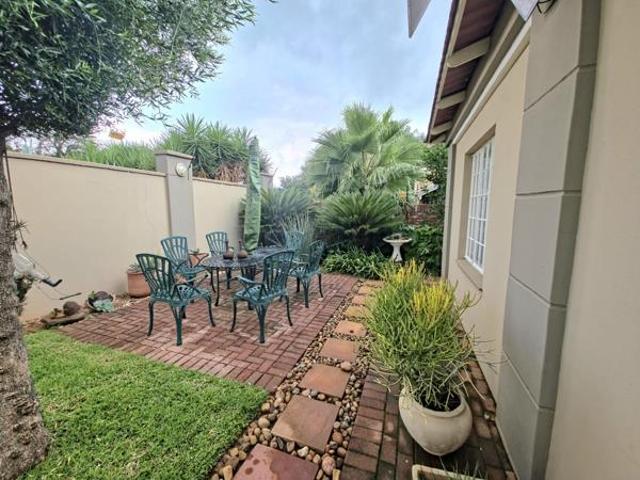 Townhouse for sale in Dr Kenneth Kaunda, North West