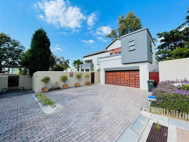 Townhouse for sale in Johannesburg, North & Sandton