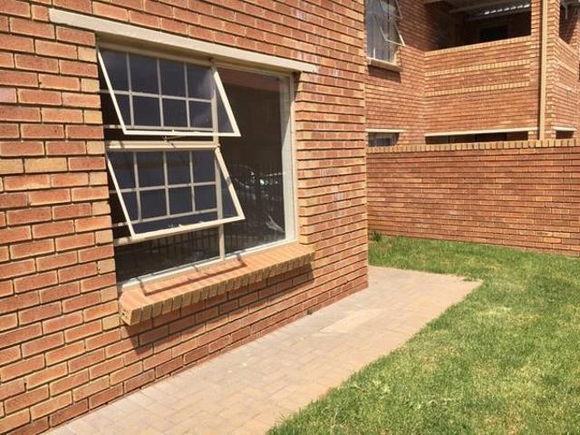 Townhouse for rent in Waterkloof, Gauteng