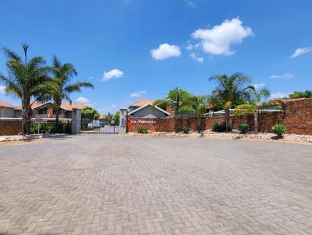 Townhouse for rent in Waterkloof, Gauteng