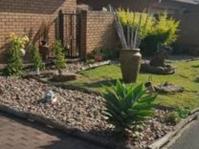 Townhouse for rent in Waterkloof, Gauteng