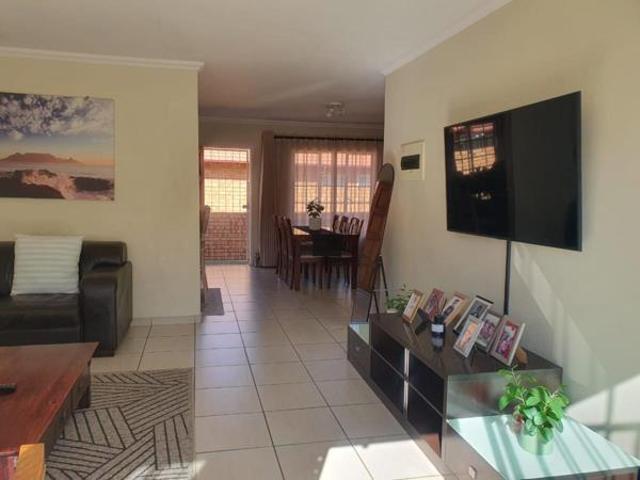 Townhouse for rent in Waterkloof, Gauteng