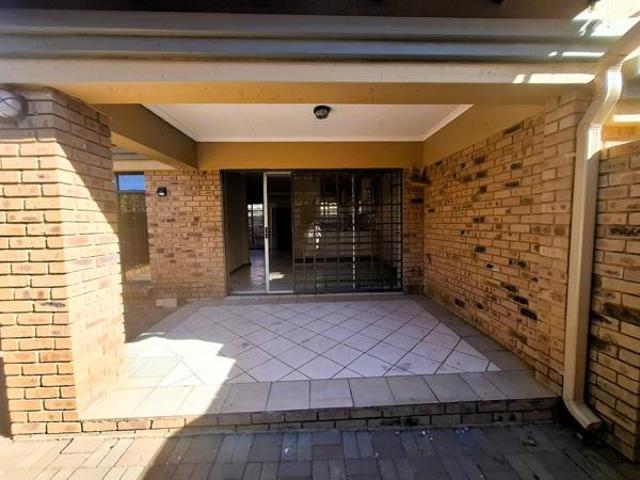 Townhouse for rent in Waterkloof, Gauteng