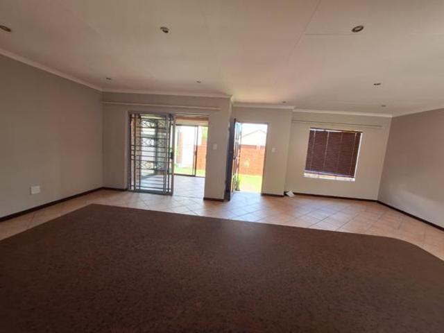 Townhouse for rent in Waterkloof, Gauteng