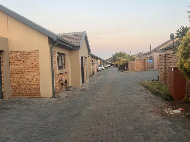 Townhouse for rent in Waterkloof, Gauteng