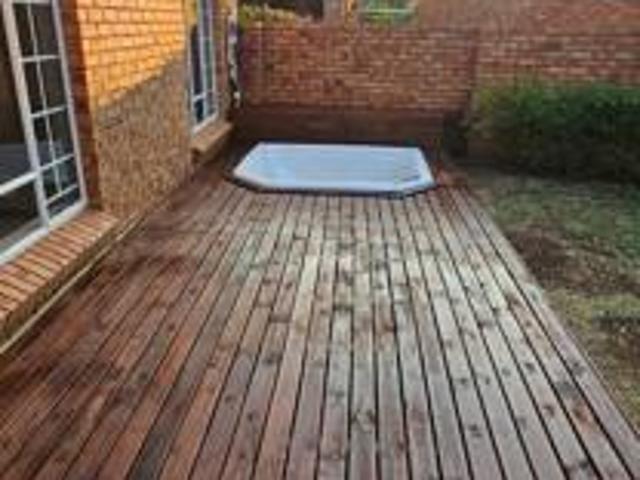 Townhouse for rent in Waterkloof, Gauteng