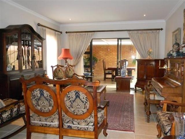 Townhouse for rent in Waterkloof, Gauteng