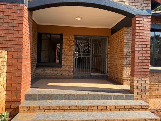Townhouse for rent in Waterkloof, Gauteng