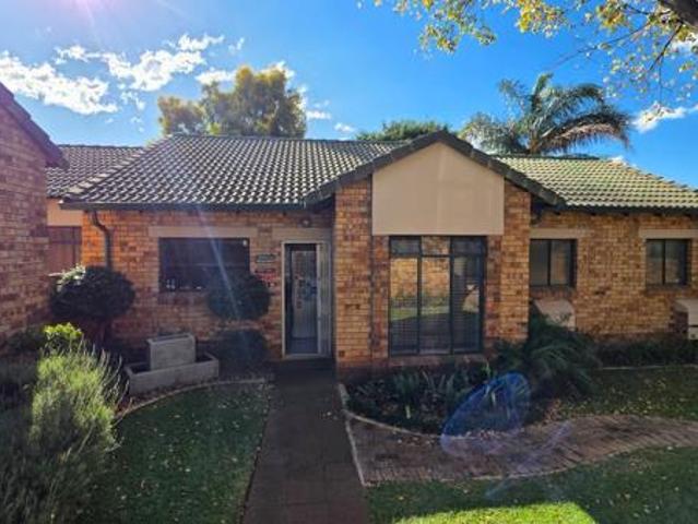 Townhouse for rent in Waterkloof, Gauteng