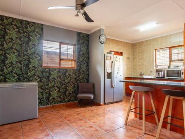 Townhouse for rent in Waterkloof, Gauteng
