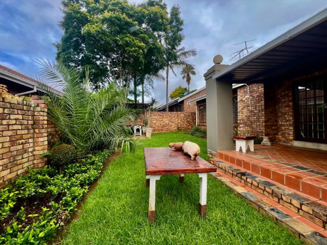 Townhouse for rent in Waterkloof, Gauteng