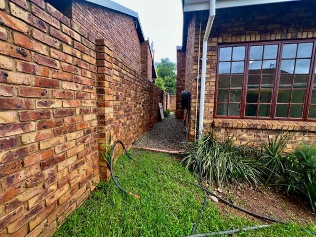 Townhouse for rent in Waterkloof, Gauteng