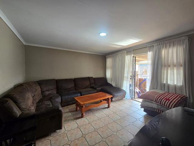 Townhouse for rent in Waterkloof, Gauteng