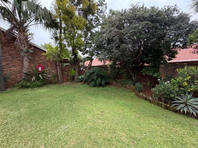 Townhouse for rent in Waterkloof, Gauteng