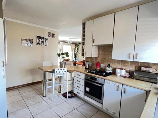 Townhouse for rent in Waterkloof, Gauteng