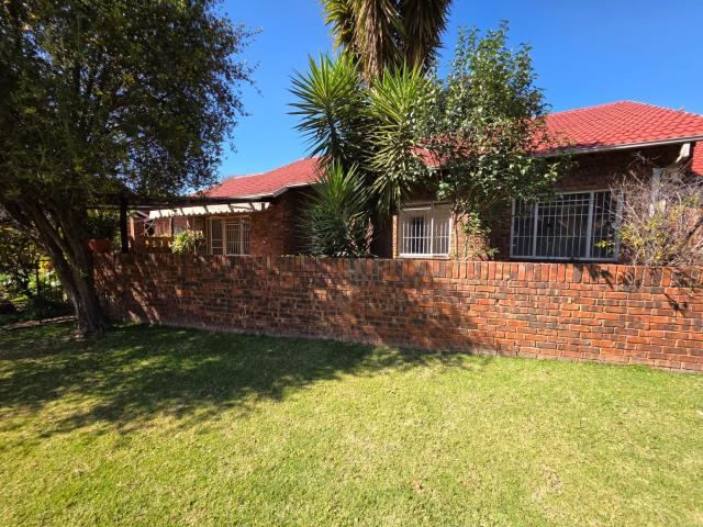 Townhouse for sale in Waterkloof, Gauteng