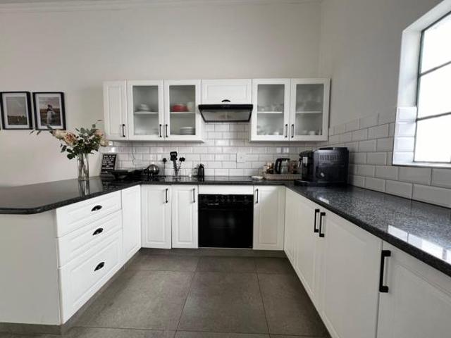 Townhouse for rent in Waterkloof, Gauteng