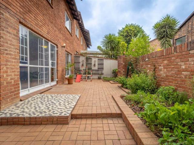 Townhouse for sale in Johannesburg, North & Sandton