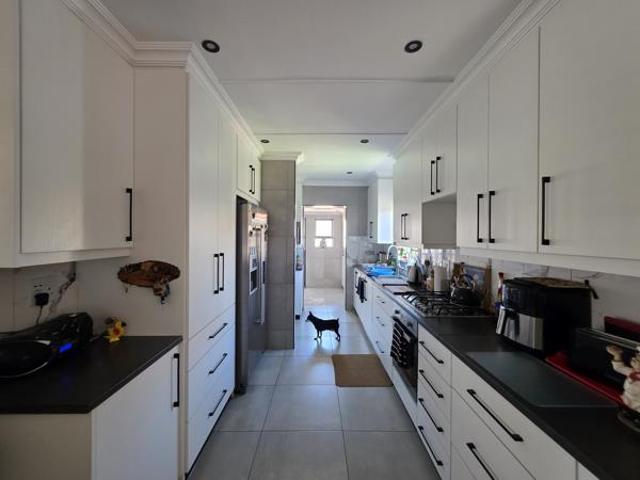 Townhouse for sale in Jeffreys Bay, Kouga Local Municipality