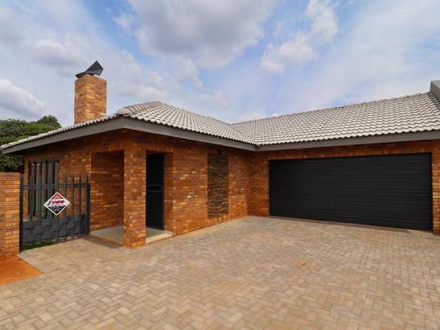 Townhouse for sale in Dr Kenneth Kaunda, North West
