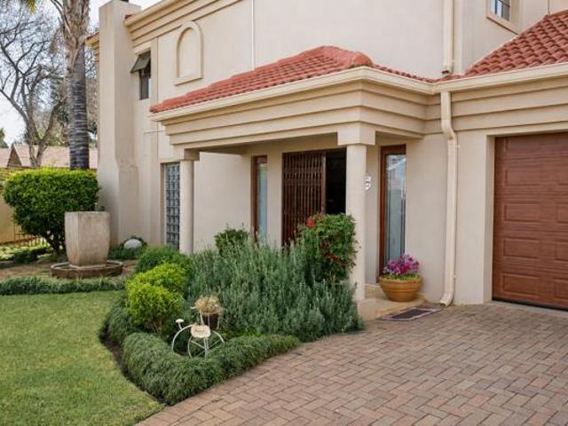 Townhouse for sale in Dr Kenneth Kaunda, North West