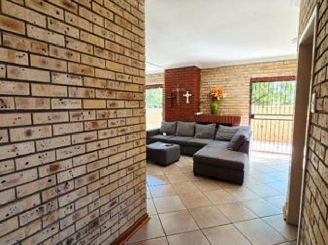 Townhouse for sale in Dr Kenneth Kaunda, North West