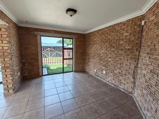Townhouse for rent in Klerksdorp, Matlosana Local Municipality