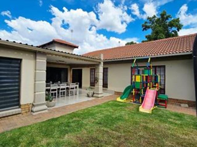Townhouse for sale in Dr Kenneth Kaunda, North West