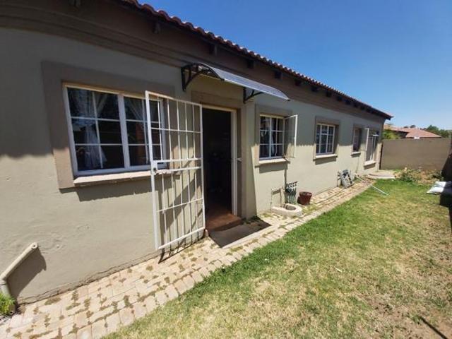 Townhouse for sale in Dr Kenneth Kaunda, North West