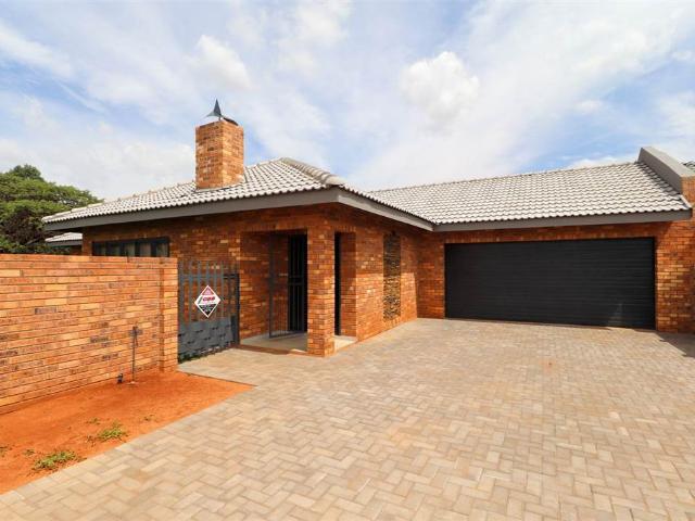Townhouse for sale in Dr Kenneth Kaunda, North West