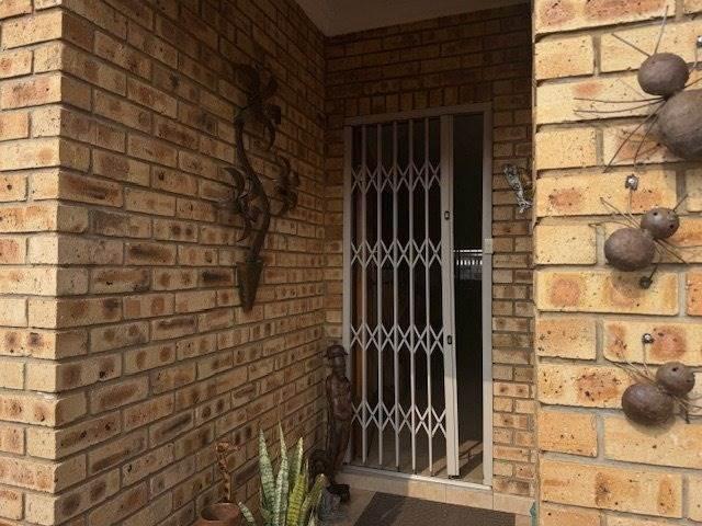 Townhouse for sale in Dr Kenneth Kaunda, North West