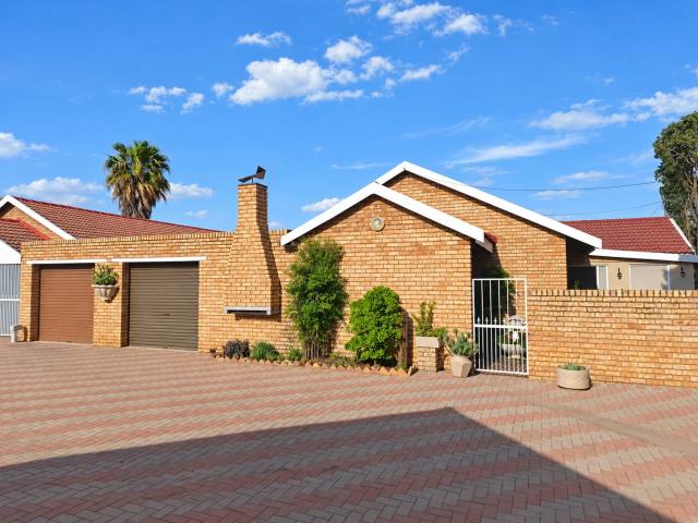 Townhouse for sale in Dr Kenneth Kaunda, North West