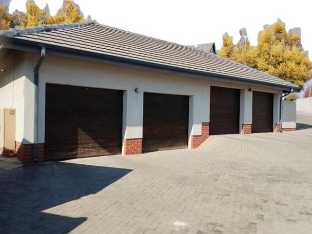 Townhouse for rent in Vosloorus, Gauteng