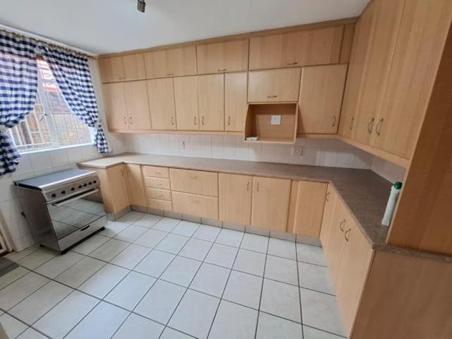 Townhouse for rent in Waterkloof, Gauteng