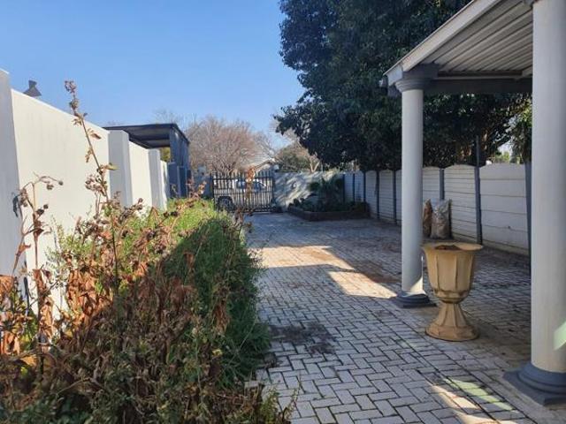Townhouse for sale in Dr Kenneth Kaunda, North West