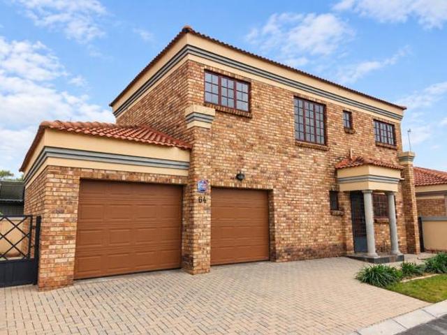 Townhouse for sale in Dr Kenneth Kaunda, North West