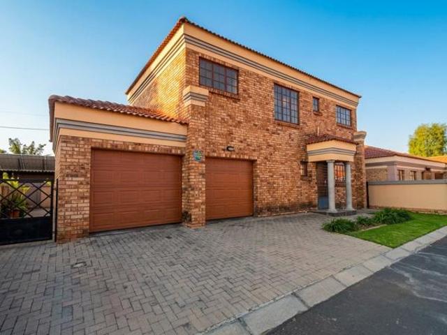 Townhouse for sale in Dr Kenneth Kaunda, North West
