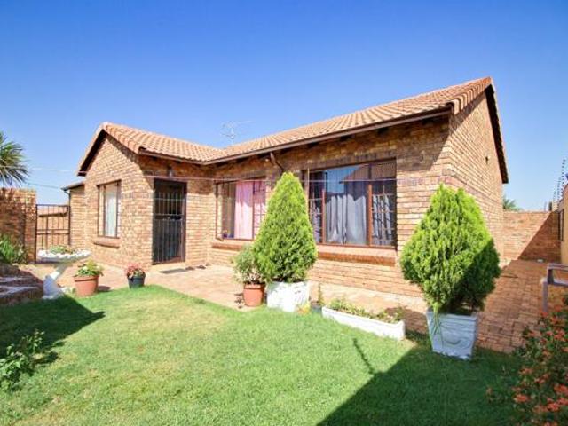 Townhouse for sale in Vosloorus, Gauteng