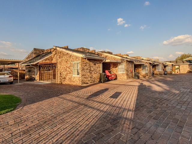 Townhouse for sale in Roodepoort, City of Johannesburg Metropolitan Municipality
