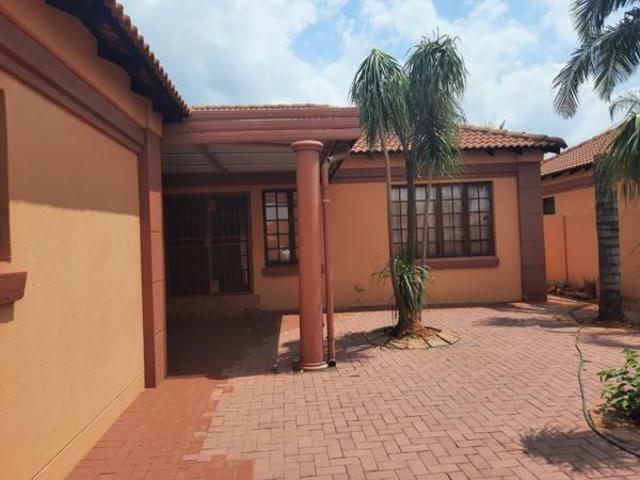 Townhouse for rent in Waterkloof, Gauteng
