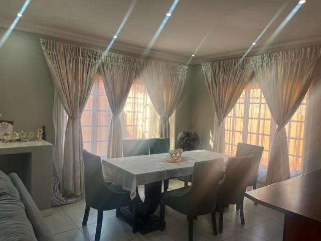 Townhouse for rent in Waterkloof, Gauteng