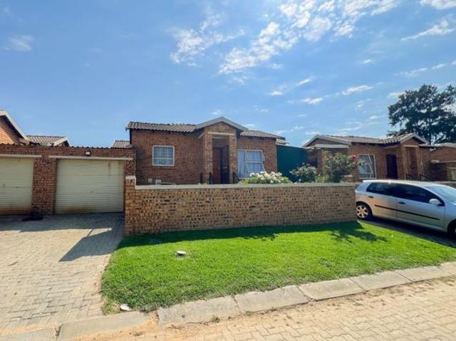 Townhouse for sale in West Rand Garden estates, Westonaria Local Municipality