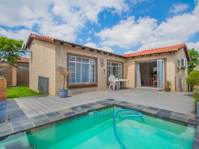 Townhouse for sale in Roodepoort, City of Johannesburg Metropolitan Municipality