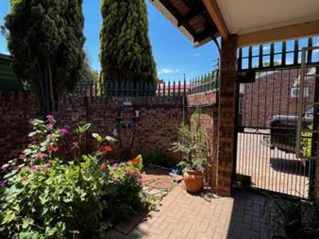 Townhouse for sale in Dr Kenneth Kaunda, North West