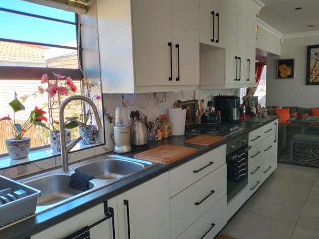 Townhouse for sale in Jeffreys Bay, Kouga Local Municipality