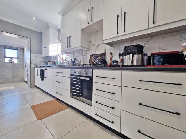 Townhouse for sale in Jeffreys Bay, Kouga Local Municipality