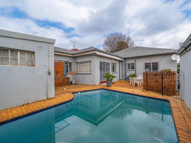 Townhouse for sale in Vosloorus, Gauteng