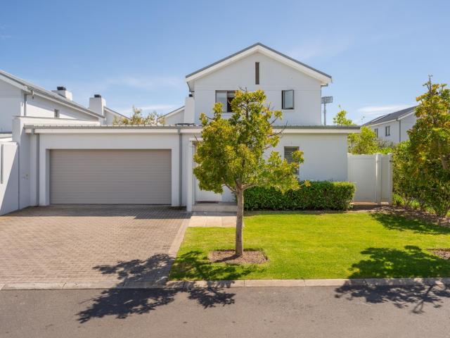 Townhouse for sale in Paarl, Drakenstein Local Municipality