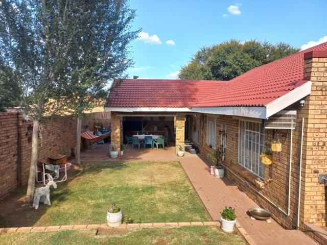 Townhouse for sale in Dr Kenneth Kaunda, North West